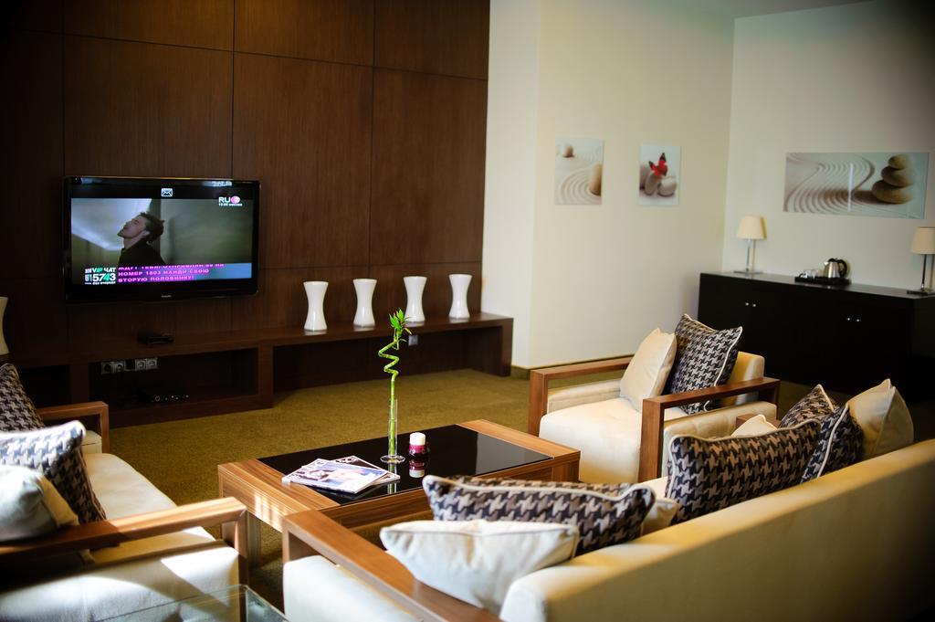 Voyage Hotel Karagandy Esterno foto
