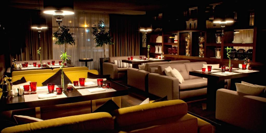 Voyage Hotel Karagandy Esterno foto
