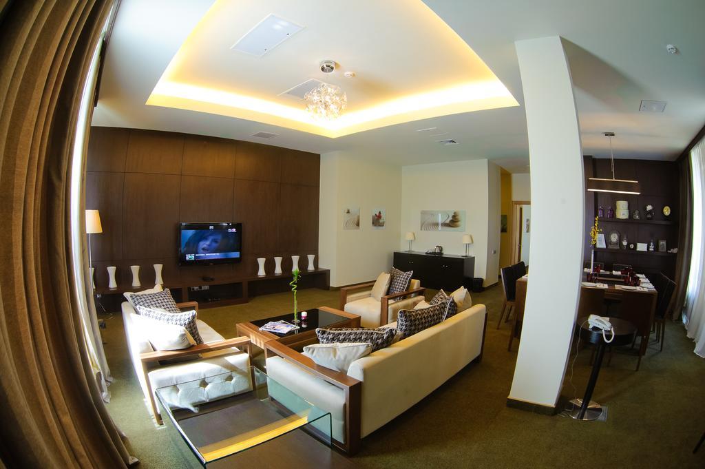 Voyage Hotel Karagandy Esterno foto