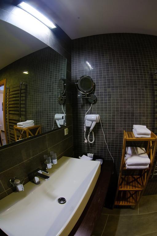 Voyage Hotel Karagandy Esterno foto