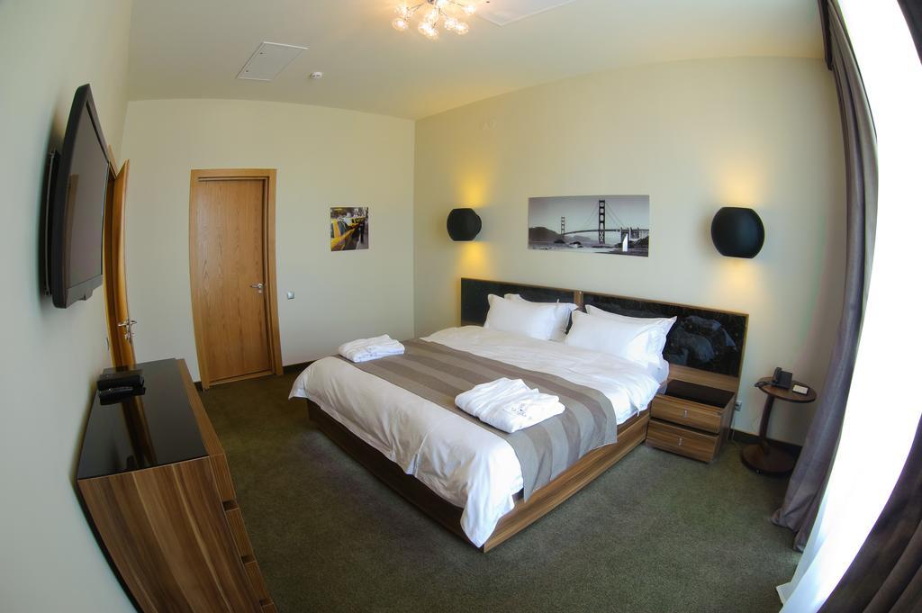 Voyage Hotel Karagandy Esterno foto